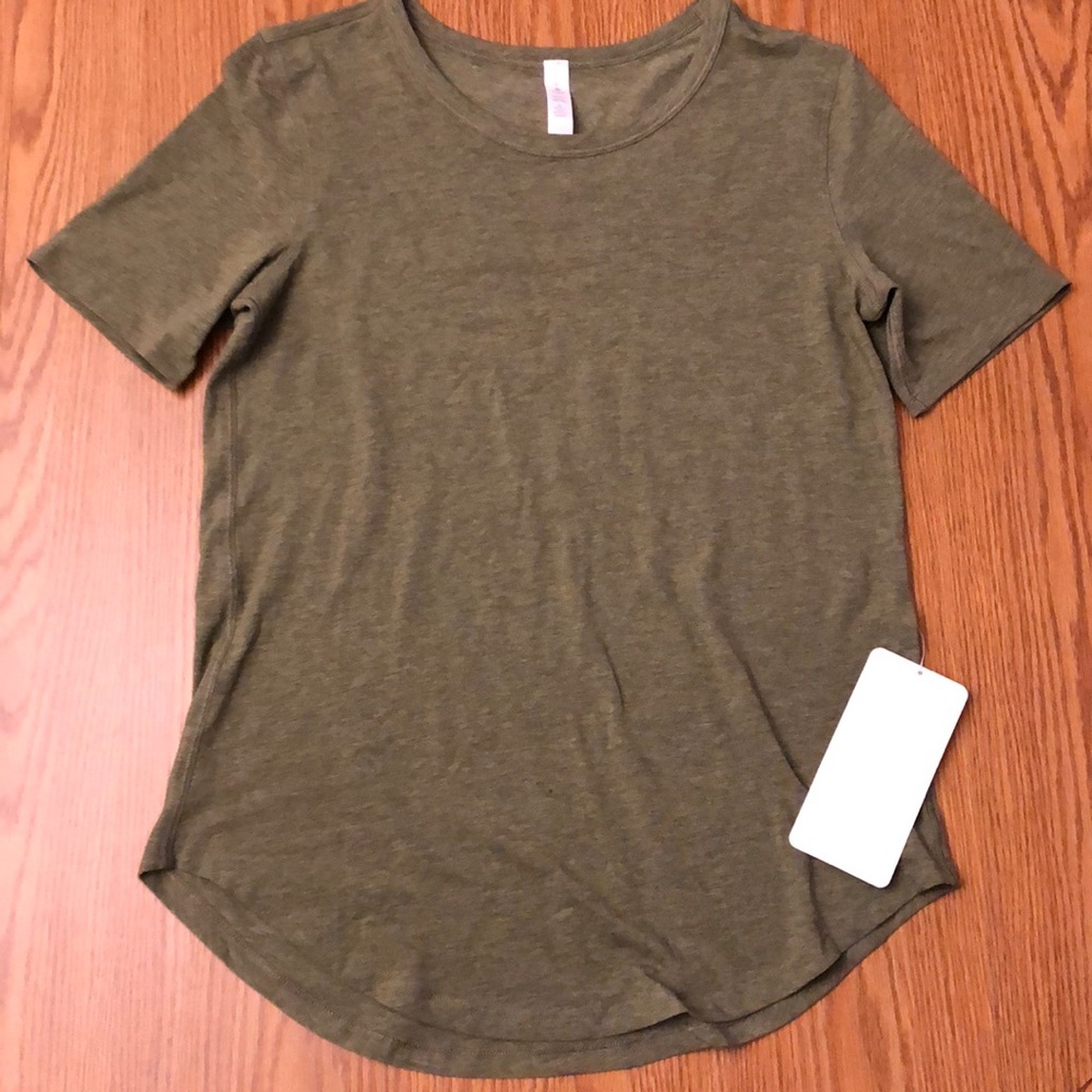Women’s size 6 lululemon athletic SS top